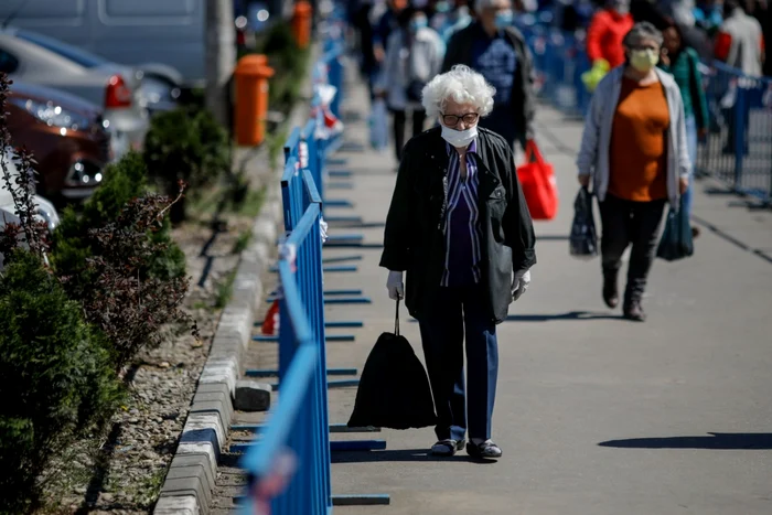 Oamenii în vârstă care sună la la call-center-ul pentru recensământ au nevoie de lămuriri ca să fie siguri că răspund corect şi că chestionarul lor nu va fi invalidat. FOTO Shutterstock