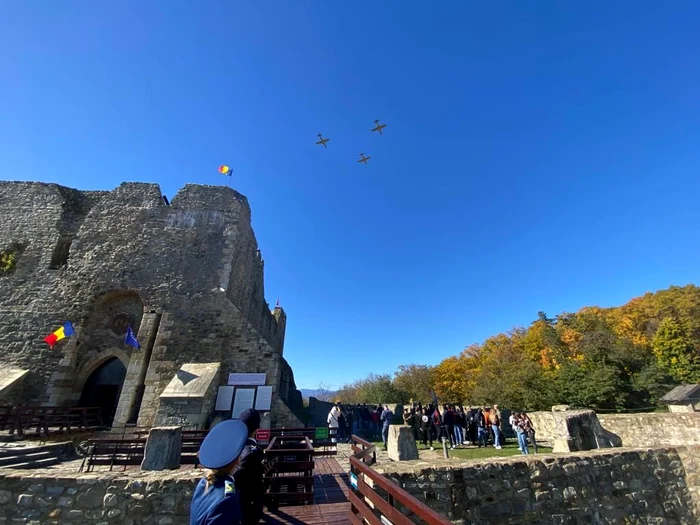 Avioane de luptă au survolat fortăreața FOTO CMJ Neamț