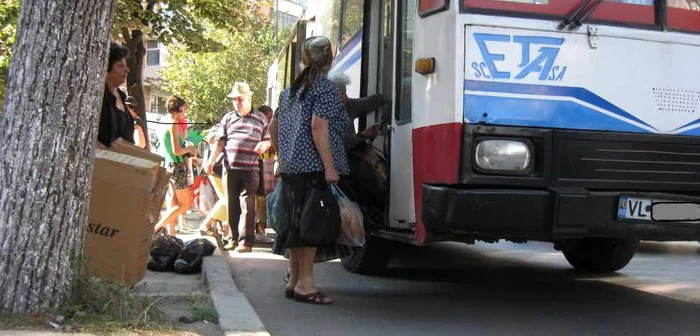 Două femei aflate într-un autobuz au fost ranite dupa ce şoferul a pus brusc frâna