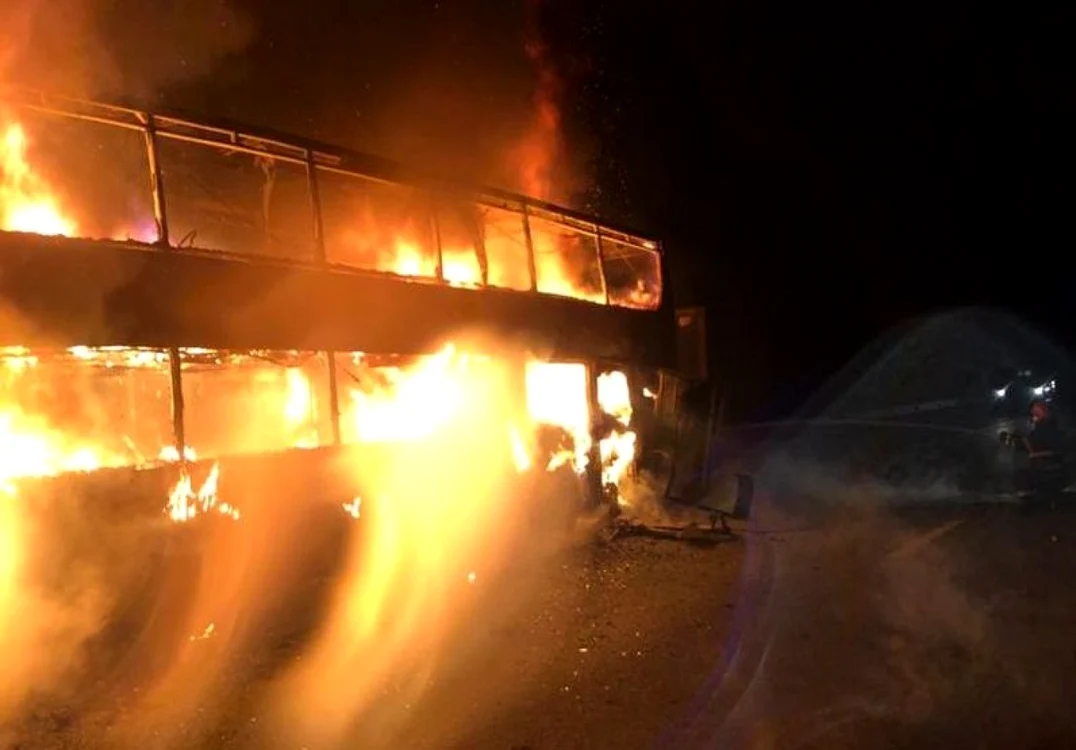 Autocarul a ars în întregime. Foto: ISU Sibiu