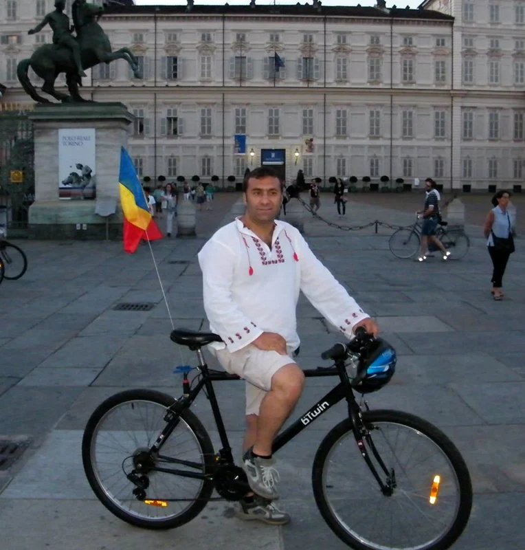 Patriotism în diaspora din Italia. Un băcăuan din Torino a serbat drapelul şi ia populară