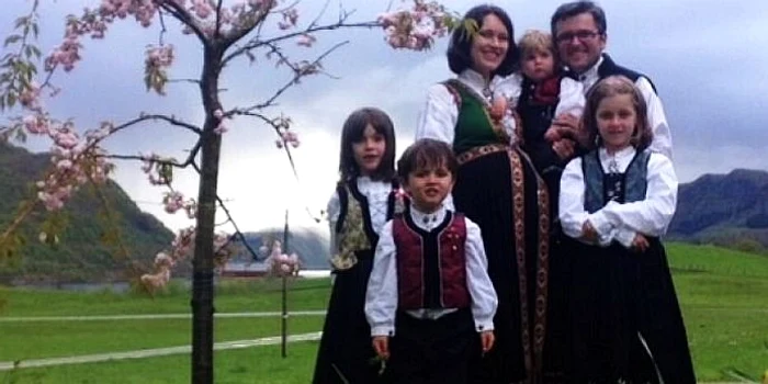 Familia Bodnariu pe vremea când micuții se aflau alături de părinți