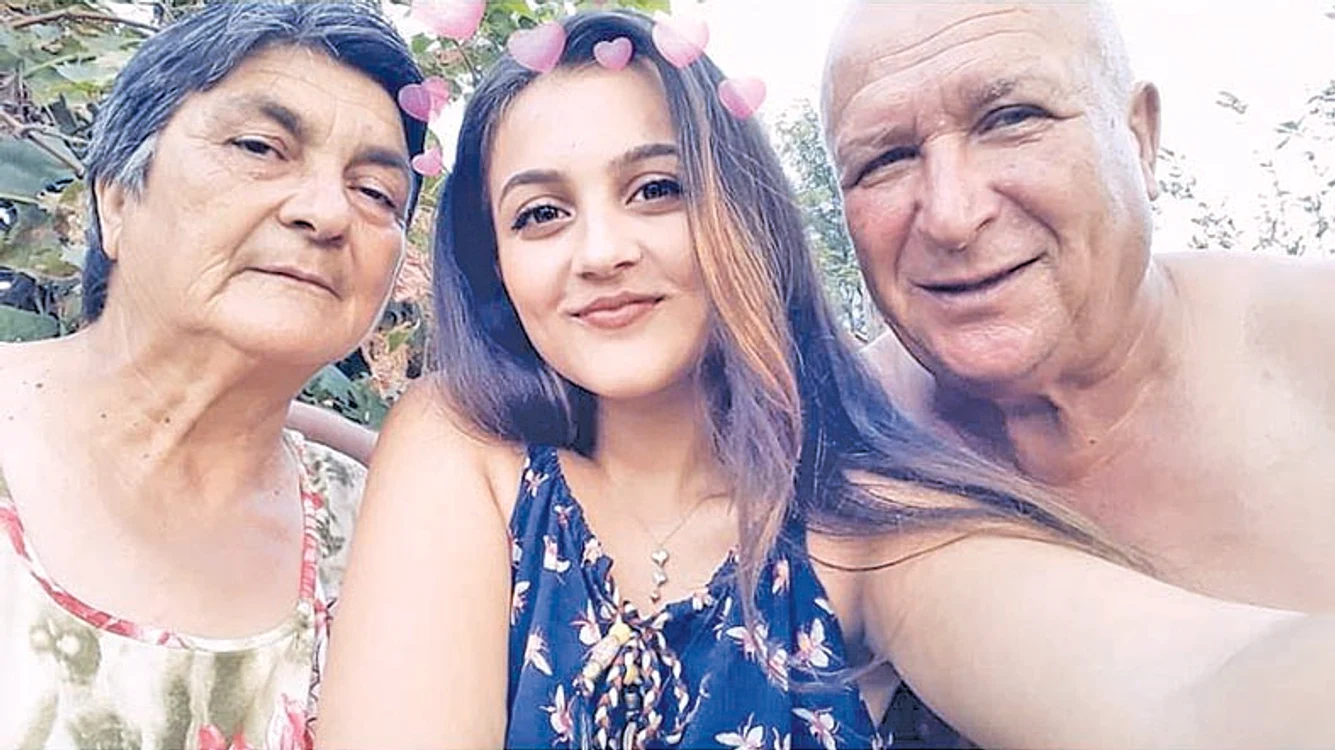 Luiza Melencu, alături de bunicii care au avut mereu grijă de ea 