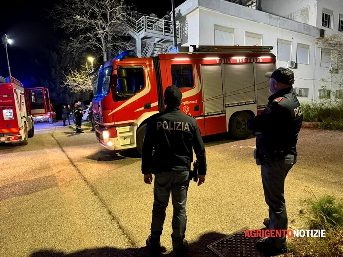 Pompierii, chemați să stingă incendiul produs de un român FOTO Sursă agrigentonotizie.it.
