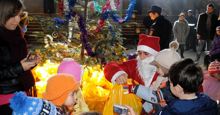 Copiii angajaţilor ISU s-au întâlnit cu moş Crăciun