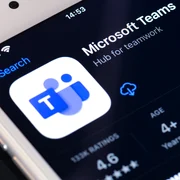 Platforma Microsoft teams smartphone foto shutterstock jpg