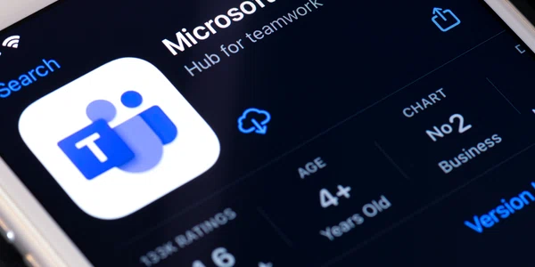 Platforma Microsoft teams smartphone foto shutterstock jpg