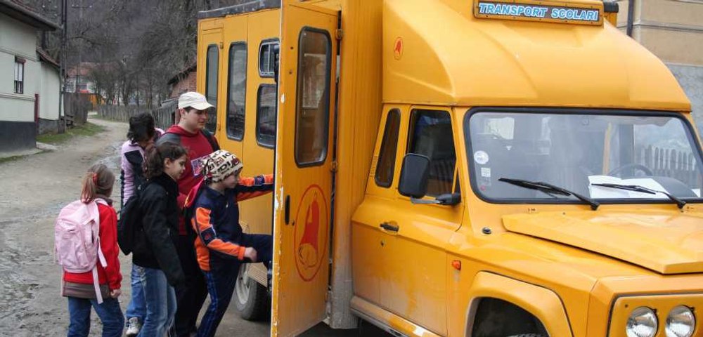 Un primar din Suceava va duce copiii la școală, pentru că șoferul microbuzului școlar a fost prins beat la volan