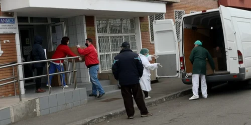 Imagine de la donarea unor echipamente de către Liberty Galaţi FOTO CSLS Galaţi