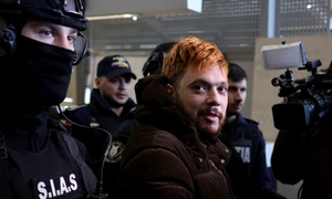 Mohamed Amra este escortat de polițiști ai serviciilor speciale la Aeroportul Otopeni, în Otopeni, Ilfov. FOTO Inquam Photos / Octav Ganea