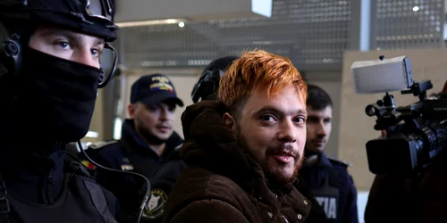 Mohamed Amra este escortat de polițiști ai serviciilor speciale la Aeroportul Otopeni, în Otopeni, Ilfov. FOTO Inquam Photos / Octav Ganea