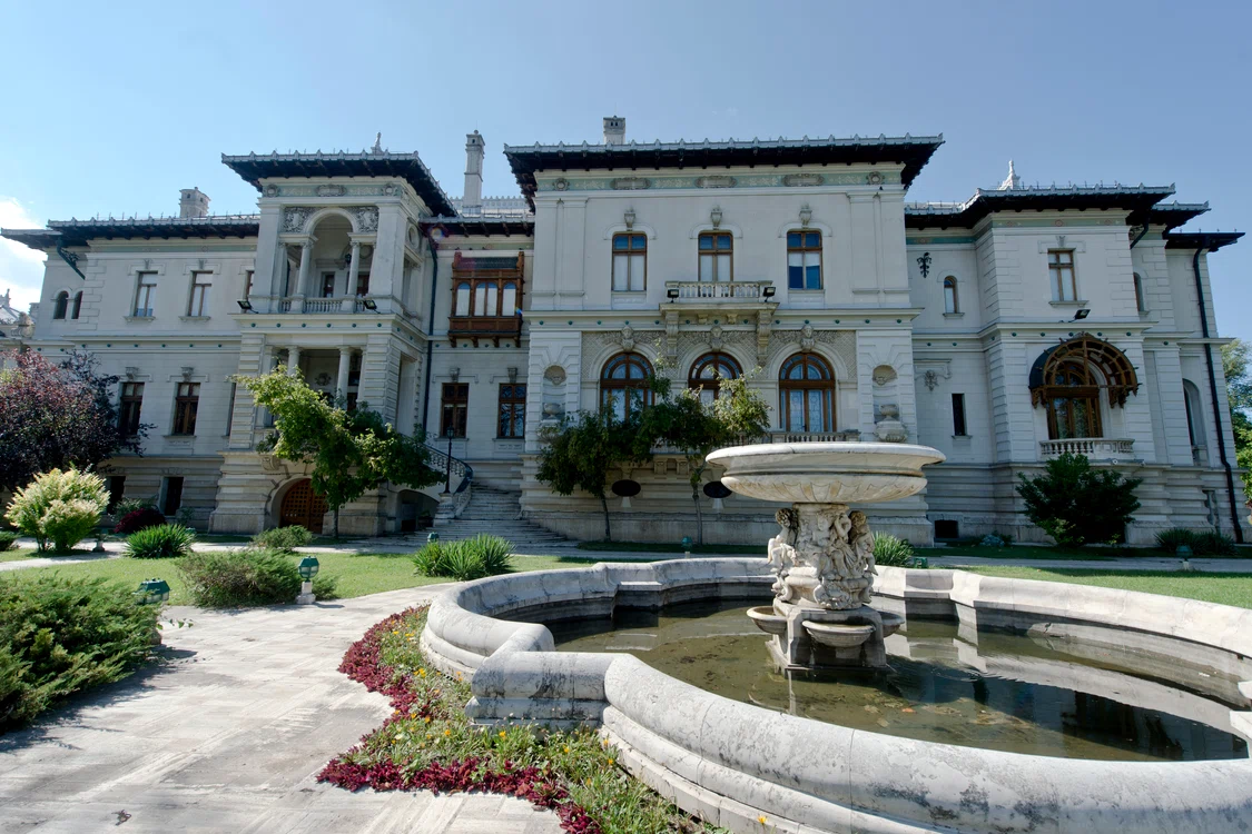 
    Palatul Cotroceni a fost construit între anii 1893-1896 ca reședință pentru cuplul princiar Ferdinand și Maria, iar din 1991 găzduiește Muzeul Național CotroceniFoto: Mediafax/Octav Ganea  