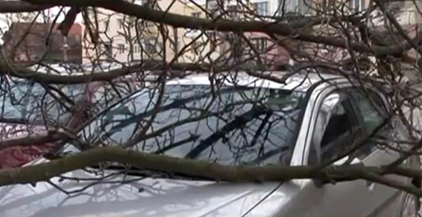O maşină a fost uşor avariată.