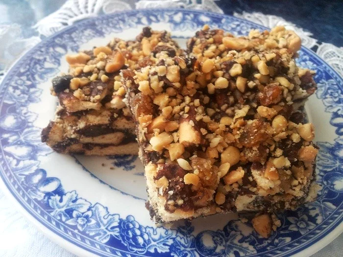 Prăjitură cu biscuiţi şi alune