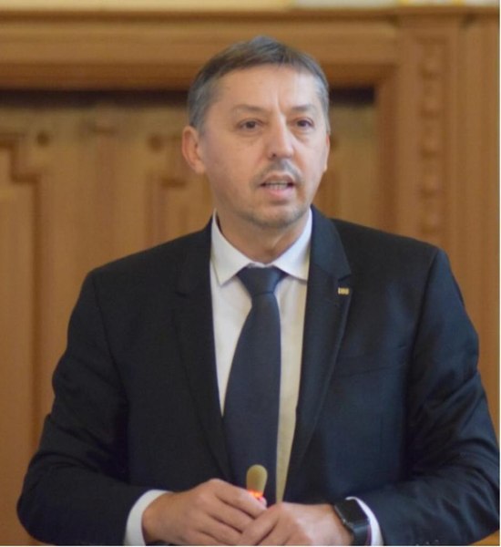 Patriotismul românesc între „nu ne vindem țara” și „tradiții de Ev Mediu”. David: Unele instituții sunt ca o familie. Mă sperie!”
