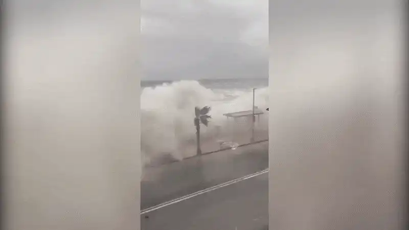 Italia, lovită de valuri uriașe în urma ciclonului Harry. Autoritățile au emis coduri roșii de alertă în sudul țării