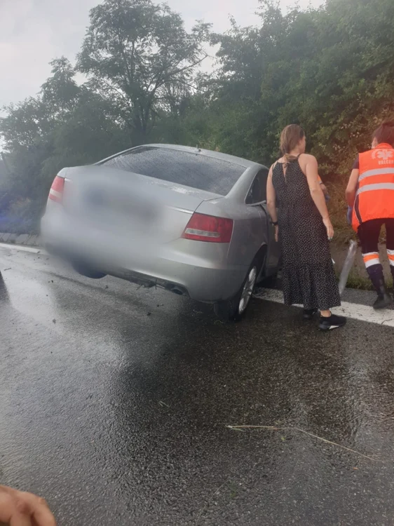 Accident pe DN7-E81 Dealul Negru în Milcoiu Vâlcea - o maşină s-a lovit de un parapet şoferul din Gorj descarcerat a ajuns în stare gravă la spital Foto Adevărul