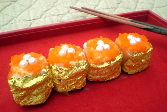 Rulouri sushi Angelino Aranetta, în foiţe de aur, decorate cu perle. FOTO ealuxe.com