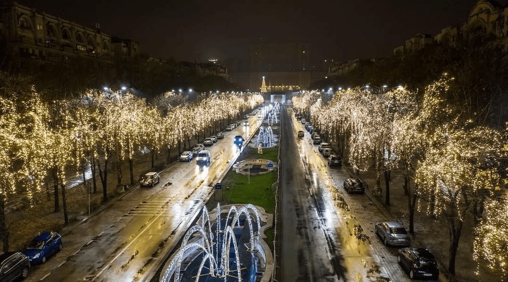 În Capitală au fost aprinse luminiţele de sărbători. 3.000 de instalații luminoase împodobesc marile bulevarde FOTO