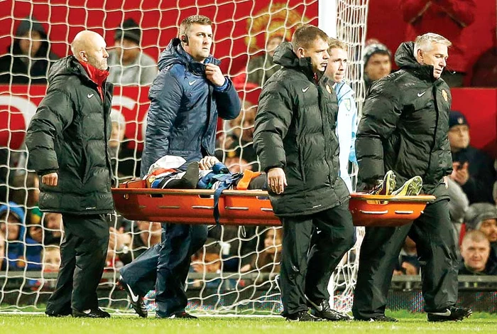 
    Snodgrass  a fost luat cu  targa de pe teren (foto: Reuters)  