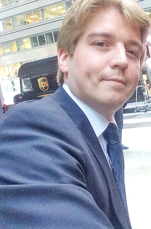 Nicholas (30 de ani) se află la New York