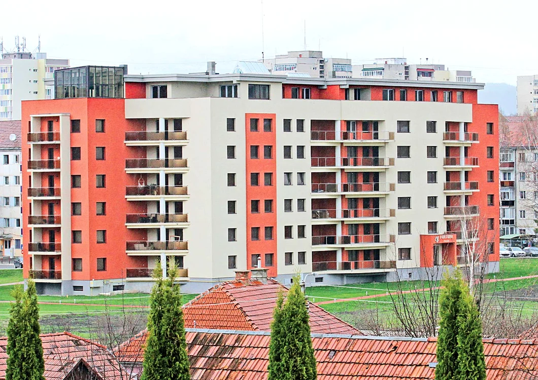 Biroul lui Zsolt se află într-un apartament din complexul său, situat nu departe de vila familiei