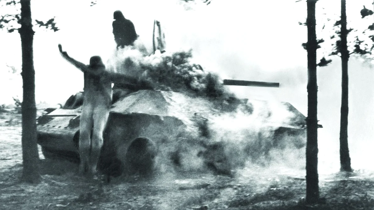 Un tanc sovietic T-34 este lovit de proiectilele germane (© Getty Images)