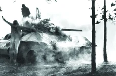 Un tanc sovietic T-34 este lovit de proiectilele germane (© Getty Images)