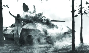Un tanc sovietic T-34 este lovit de proiectilele germane (© Getty Images)
