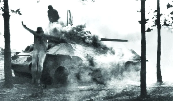 Un tanc sovietic T-34 este lovit de proiectilele germane (© Getty Images)