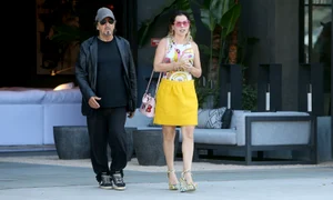 Al Pacino şi Meital Dohan au fost fotografiaţi când ieşeau dintr un magazin de mobilă  jpeg