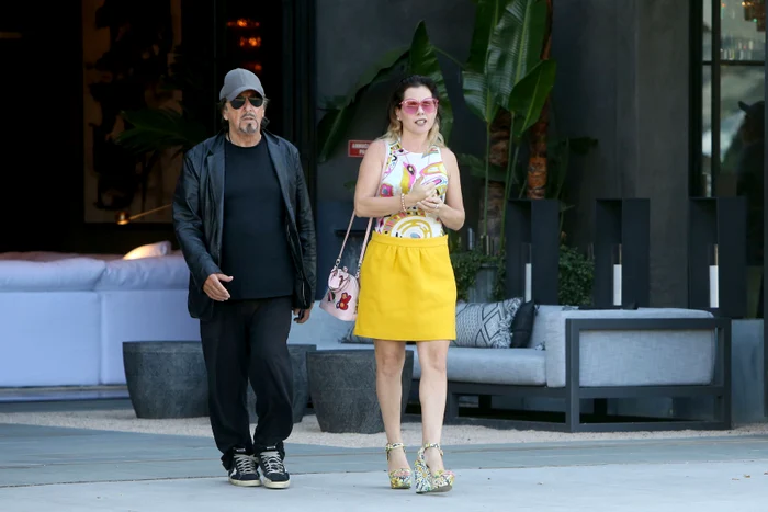 Al Pacino şi Meital Dohan au fost fotografiaţi când ieşeau dintr-un magazin de mobilă 