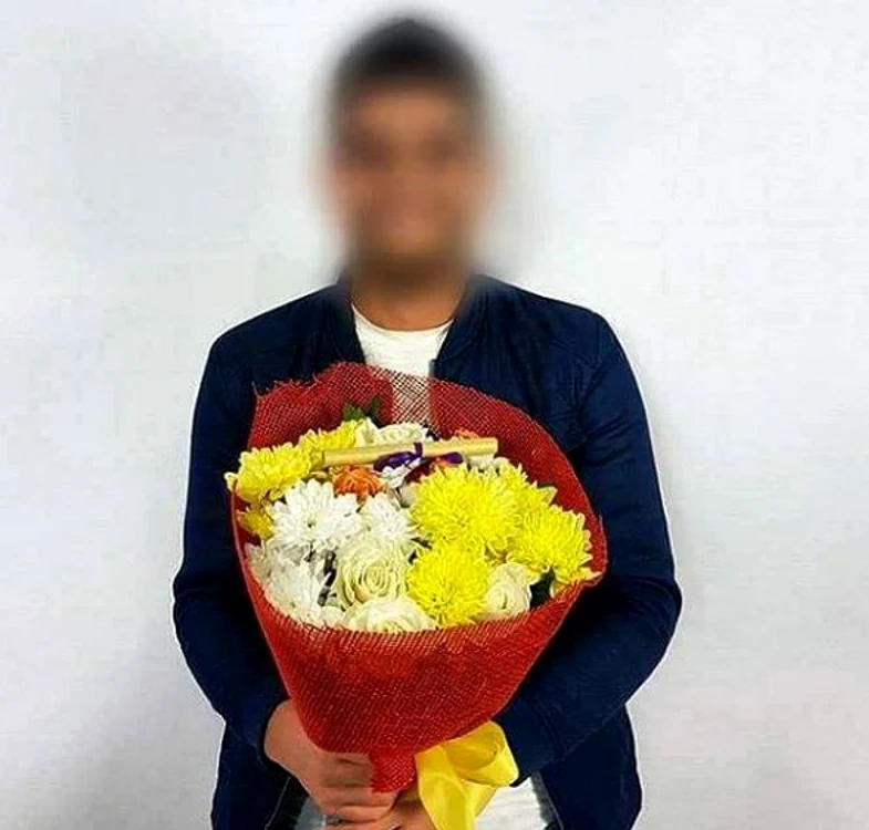 Pe pagina de Facebook a emisiunii, fanii au fost puși să ghicească identitatea celui care a adus flori pentru concurentă