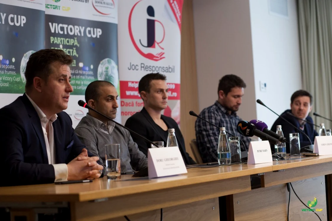 Doru Gheorghiu, director executiv Romanian Bookmakers, Petre Marin, Sorin Ghionea, Vali Negru, (ambasadori ai turneului) şi Cătălin Mureşanu, unul dintre organizatorii Victory Cup