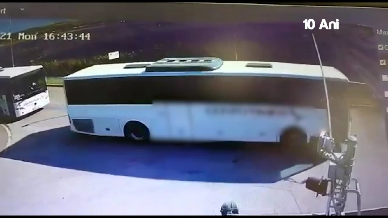 Şoferul a forţat bariera la trecerea peste calea ferată. FOTO: captura video