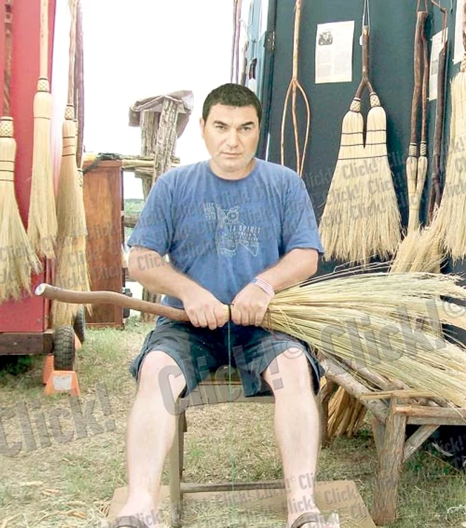 Penitenciarul Slobozia are atelier de împletit coşuri şi mături, aşadar Cristi Borcea va învăţa o nouă meserie (Trucaj: Click!)