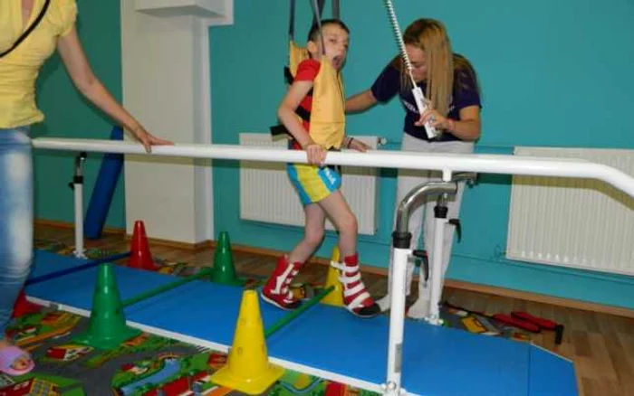Sistemul îi ajută pe copii cu paralizii cerebrale, afecţiuni osteoarticulare şi musculo-scheletale să reînveţe mersul/Sursa foto mariabeatrice.ro