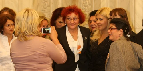 Femeile din PDL şi-au etalat ţinutele la alegerile pentru şefia organizaţiei lor