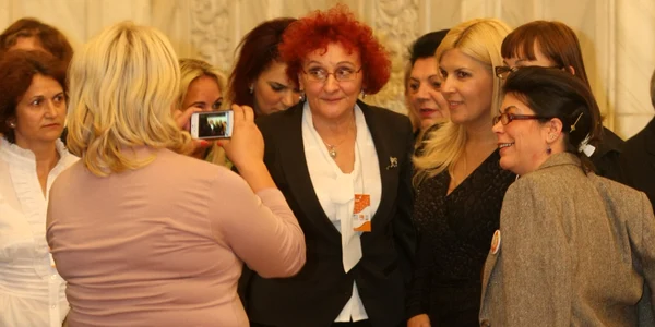 Femeile din PDL şi-au etalat ţinutele la alegerile pentru şefia organizaţiei lor