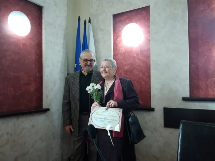 Iniţiatorul festivităţii „Nunta de aur” şi soţia: Sorin şi Silvia Zamfirescu, la aniversarea a 50 de ani de căsnicie de către Municipalitate; Foto: Daciana Stoica