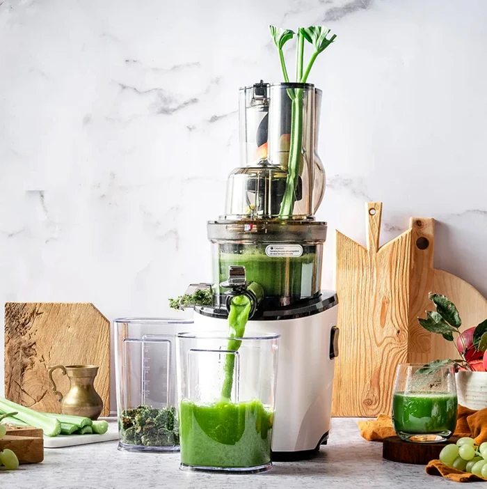 Storcător care produce un suc din fructe, verdețuri și legume verzi Foto kuvings.de