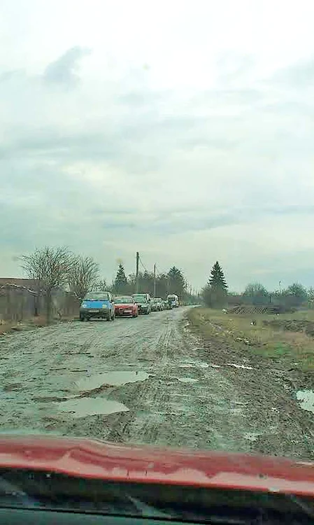 Mașinile echipei de filmare parchează la intrarea în pădure și oamenii sunt preluați cu jeepurile