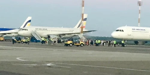 moldovenii au blocat pista aeroportului