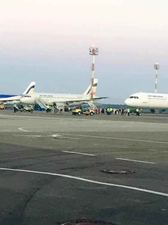 Pasagerii au blocat sâmbătă seara pista aeroportului FOTO Facebook / Svetlana Sainsus