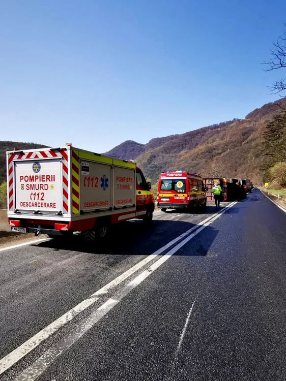 Un TIR a căzut peste un autoturism pe Valea Oltului la Boiţa - Sibiu Foto ISU Sibiu