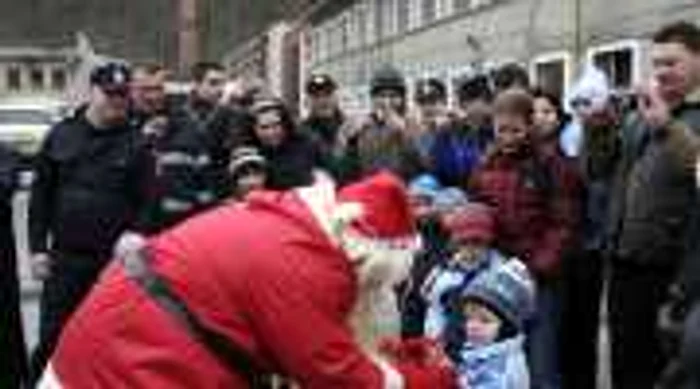 Copii s-au bucurat de venirea mosului