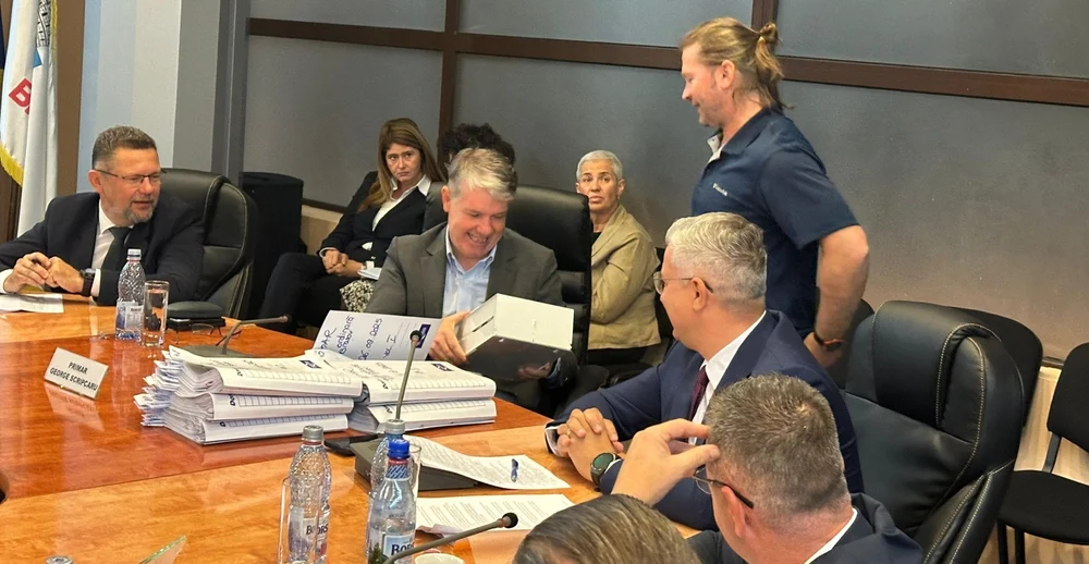 Un consilier USR agită apele în CL Brașov, oferindu-i primarului drept cadou un dispenser de absorbante