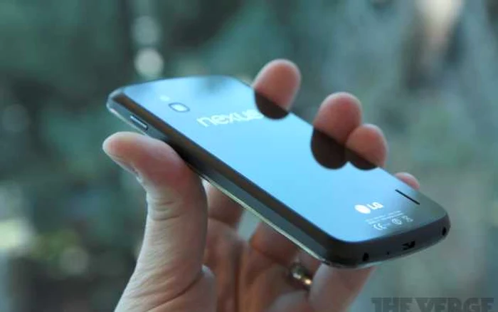 Nexus 4 este produs de LG şi va fi disponibil din 13 noiembrie. FOTO The Verge