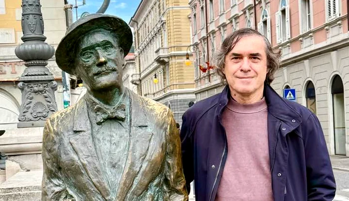 Mircea Cărtărescu s-a fotografiat lângă statuia lui James Joyce FOTO: X