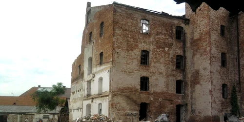 Fosta moară „Emilia“ stă să cadă